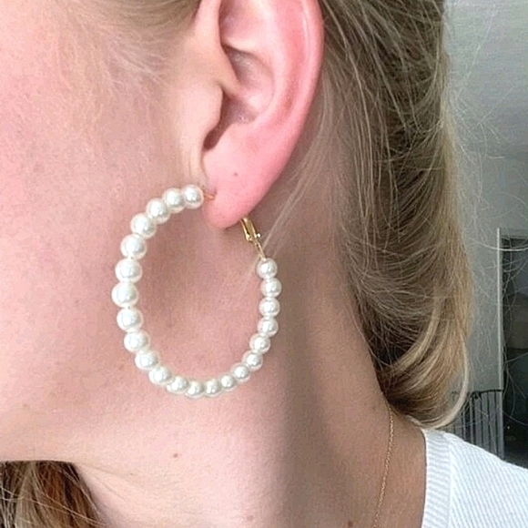 💖 2/$30 Women's Faux pearl beaded big gold plated hoop earrings - Picture 10 of 11